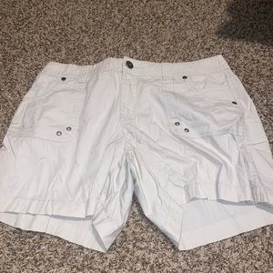 Khaki shorts. Never worn. Size:10p